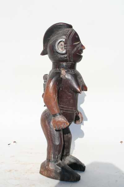 Mbala(statue), d`afrique : rep.dem.Congo, statuette Mbala(statue), masque ancien africain Mbala(statue), art du rep.dem.Congo - Art Africain, collection privées Belgique. Statue africaine de la tribu des Mbala(statue), provenant du rep.dem.Congo, 1428/1134.Statuette de style Mbala h.40cm.représentant une femme portant son enfant dans le dos.Milieu du 20eme sc.bois dur.(col.Minga)

Mbala beeld,rechtstaande vrouwelijke voorouder met haar kind op haar rug.Midden 20ste eeuw.40cm.h. hard hout met donkere patina.. art,culture,masque,statue,statuette,pot,ivoire,exposition,expo,masque original,masques,statues,statuettes,pots,expositions,expo,masques originaux,collectionneur d`art,art africain,culture africaine,masque africain,statue africaine,statuette africaine,pot africain,ivoire africain,exposition africain,expo africain,masque origina africainl,masques africains,statues africaines,statuettes africaines,pots africains,expositions africaines,expo africaines,masques originaux  africains,collectionneur d`art africain